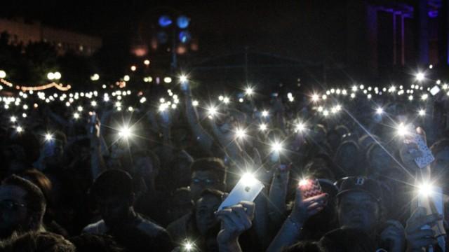 Why Millennials Just Can't Put Their Phones Down