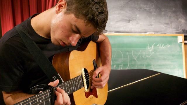 Alex Navarro Band Captures Cambridge With Raw Set