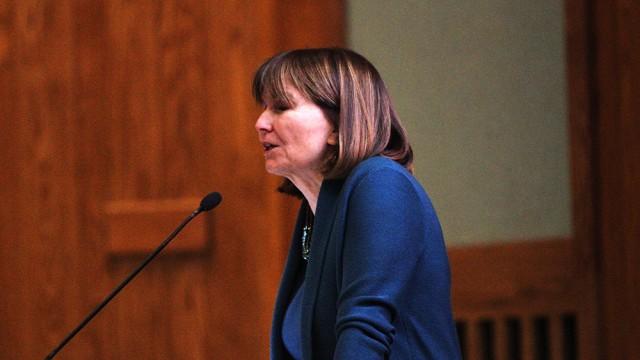 Jean Kilbourne Attacks Ads Exploiting The Female Body