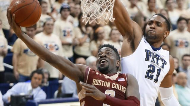 Eli Carter goes for a layup