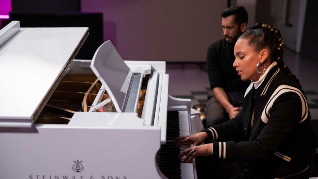 SONG EXPLODER (L to R) ALICIA KEYS and HRISHIKESH HIRWAY in SONG EXPLODER Cr. MATT SAYLES/NETFLIX © 2020
