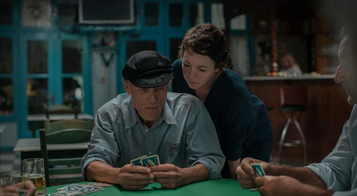 THE LOST DAUGHTER. (L-R) ED HARRIS as LYLE, OLIVIA COLMAN as LEDA. CR: YANNIS DRAKOULIDIS/NETFLIX © 2021