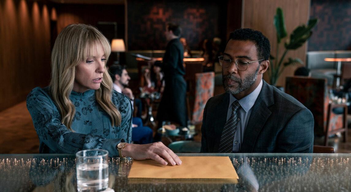 Pieces of Her. (L to R) Toni Collette as Laura Oliver, Omari Hardwick as Gordon Oliver in episode 105 of Pieces of Her. Cr. Mark Rogers/Netflix © 2022