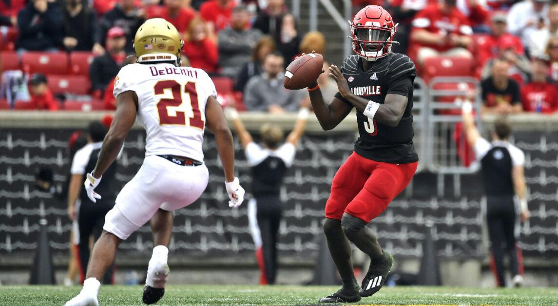 The Eagles will look to limit Louisville quarterback Malik Cunningham on the ground against the Cardinals on Saturday. (Timothy Easley / AP Photo)