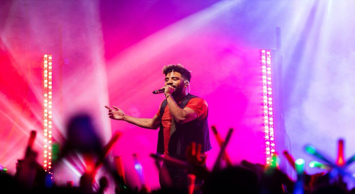 Kyle Brings High-Energy to Stokes Set, Interacting With Crowd