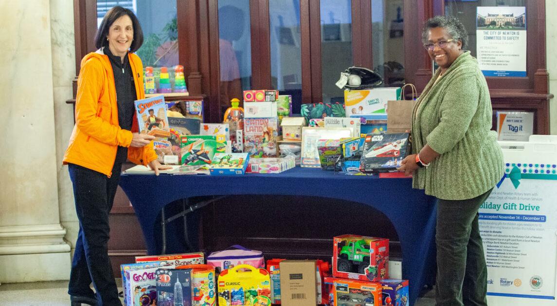 In exchange for donating a gift to local children, families played mini golf throughout City Hall. (Shruthi Sriram / Heights Staff)