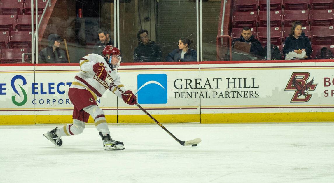 Abby Newhook's goal in the first period extended a seven-game goal streak for the sophomore. (Kenneth Chen / Heights Staff)