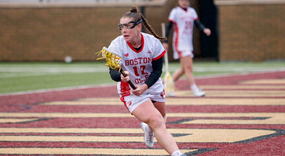 Cassidy Weeks runs with the ball in the Red Bandanna game in which the Eagles defeated Pittsburgh 17–2 on Saturday, April 1, 2023 (Alina Chen / Heights Staff). 