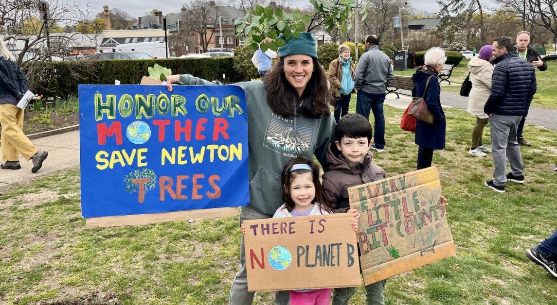 The crowd, which included Congressman Auchincloss among other local government representatives, gather on the Newton Centre Green. (Shruthi Sriram / Heights Editor)