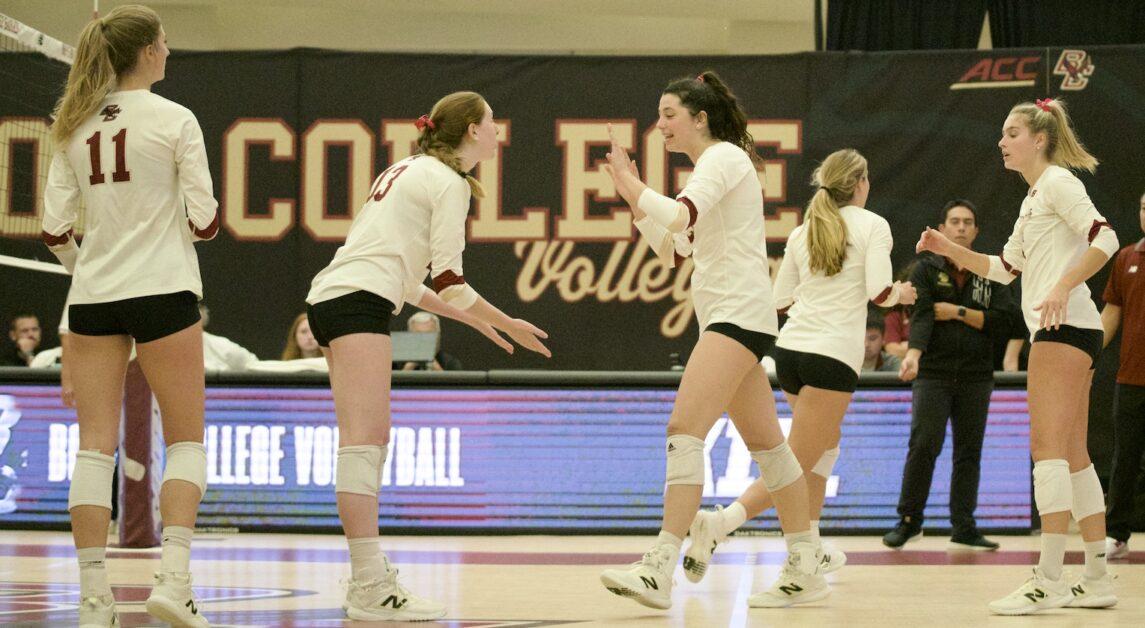 The Eagles held a 2–1 lead over Notre Dame through three sets. (Alina Chen / Heights Staff)