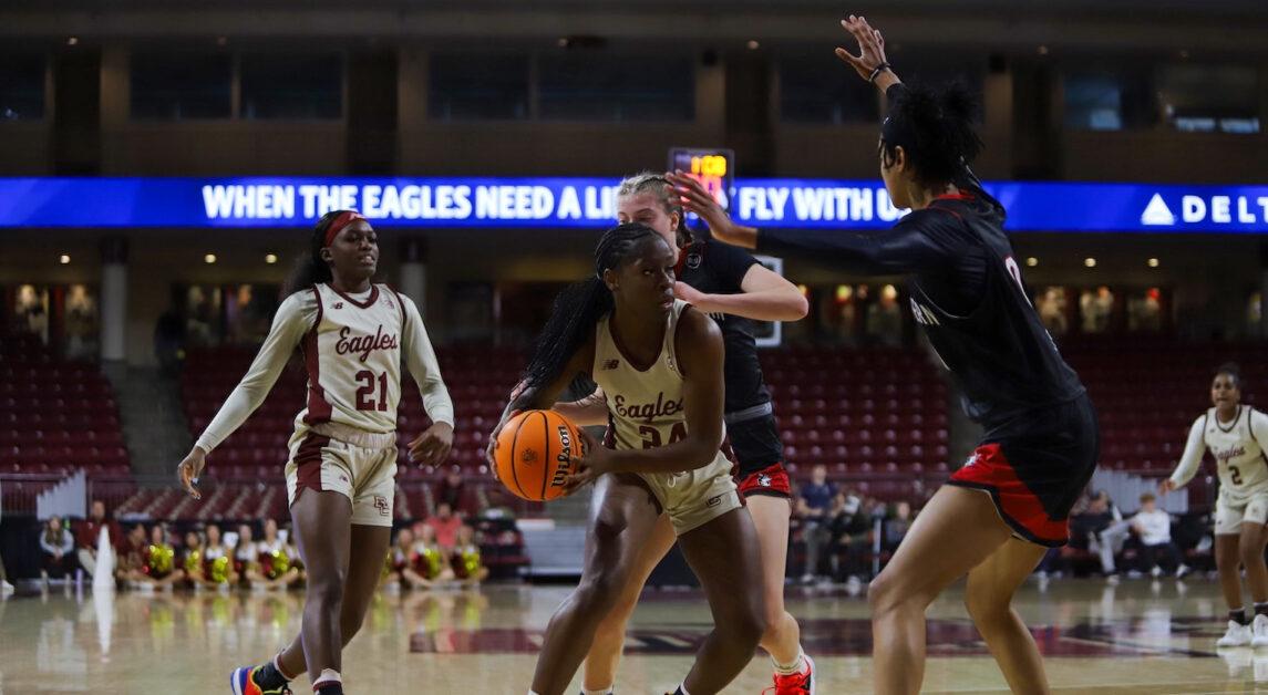 Dontavia Waggoner, pictured above, finished with 13 points and five steals in Sunday's win. (Emily Ahern / Heights Staff)
