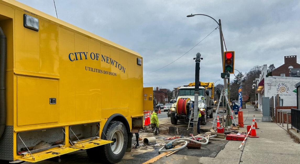 A water main broke on Commonwealth Avenue near the Boston College MBTA station on Monday Afternoon. (Angelina Li / Heights Staff)