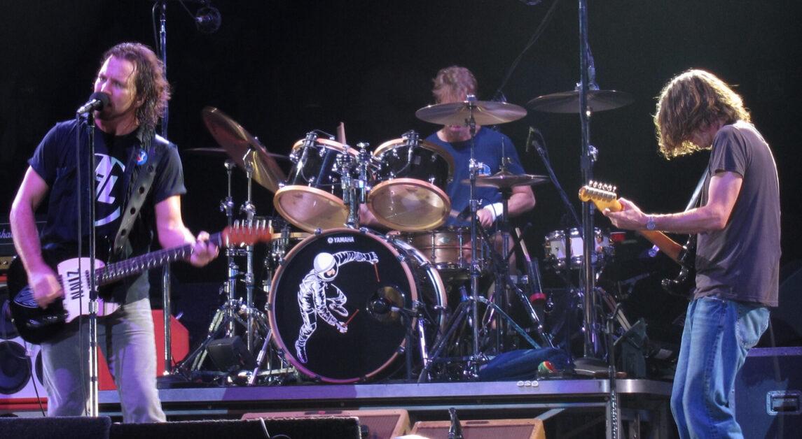 Pearl Jam Combines Grunge-Rock and Mellow Tones in ‘Dark Matter’